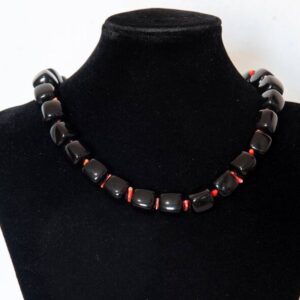 COLLAR DADOS NEGRO Y CORAL