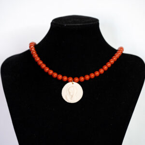 COLLAR PERLA CORAL Y VIRGEN NIÑA HUESO