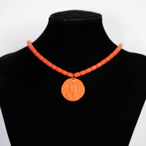 COLLAR VIRGEN NIÑA CORAL
