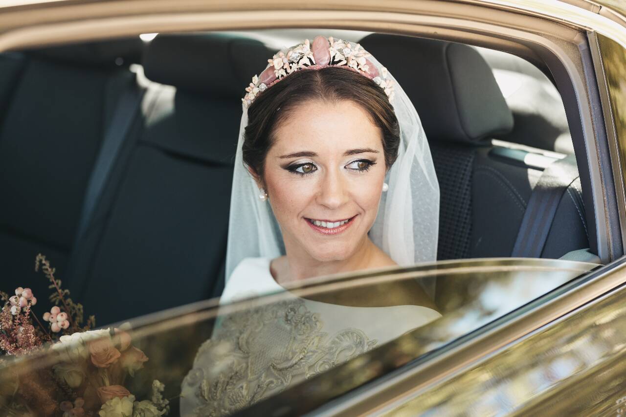 Tocados y tiaras para novia Antonio Mallén - Novia en Coche
